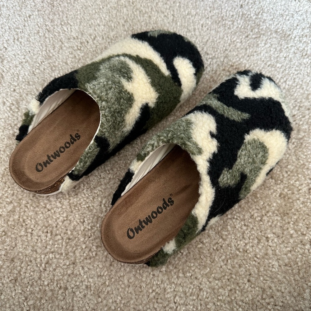 Camouflage Sherpa Clogs